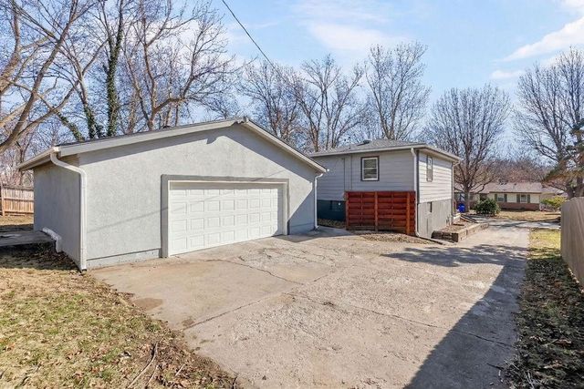 622 NW VILLAGE Drive, Lee's Summit, MO 64063