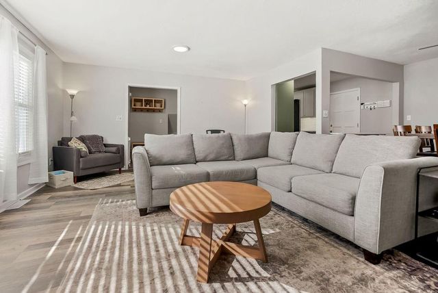 622 NW VILLAGE Drive, Lee's Summit, MO 64063