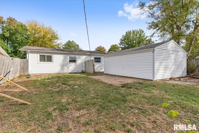 1751 FAIRMONT Drive, Springfield, IL 62702