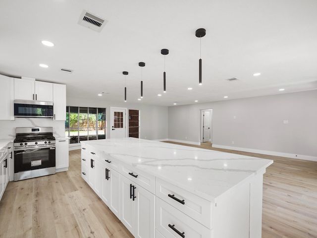 13906 Vinehill Drive, Sugar Land, TX 77498