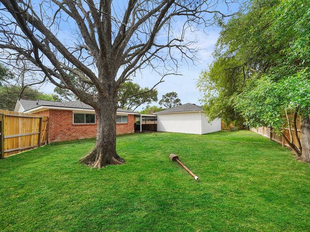 13906 Vinehill Drive, Sugar Land, TX 77498