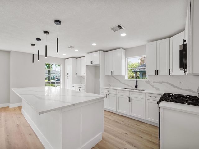 13906 Vinehill Drive, Sugar Land, TX 77498