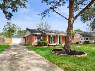 13906 Vinehill Drive, Sugar Land, TX 77498