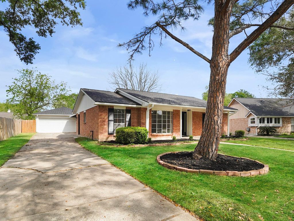 13906 Vinehill Drive, Sugar Land, TX 77498