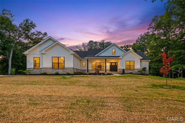 15 Woodline Drive, Winfield, MO 63389