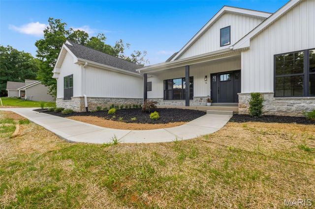 15 Woodline Drive, Winfield, MO 63389