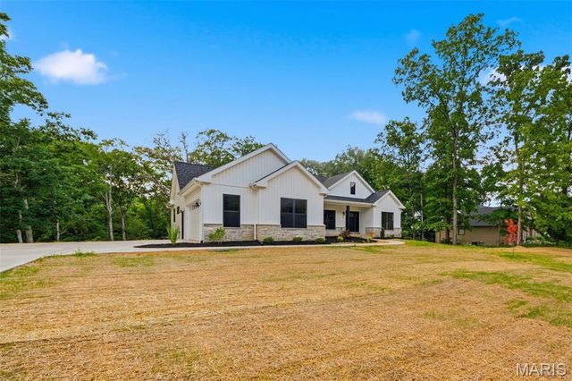 15 Woodline Drive, Winfield, MO 63389