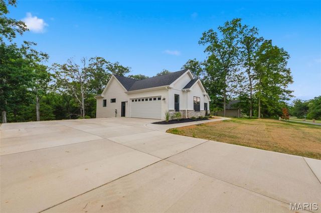 15 Woodline Drive, Winfield, MO 63389