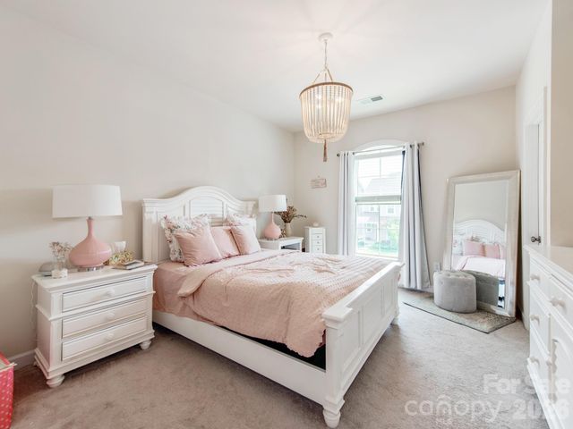 8022 Cornhill Avenue, Charlotte, NC 28277