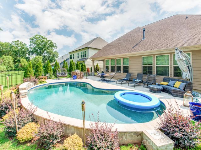 8022 Cornhill Avenue, Charlotte, NC 28277
