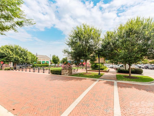 8022 Cornhill Avenue, Charlotte, NC 28277