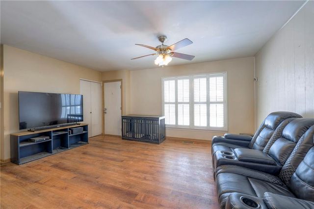 402 Prairie Lane, Belton, MO 64012