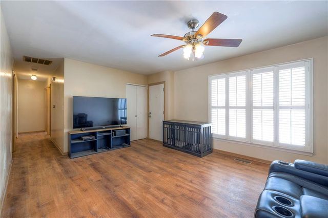 402 Prairie Lane, Belton, MO 64012