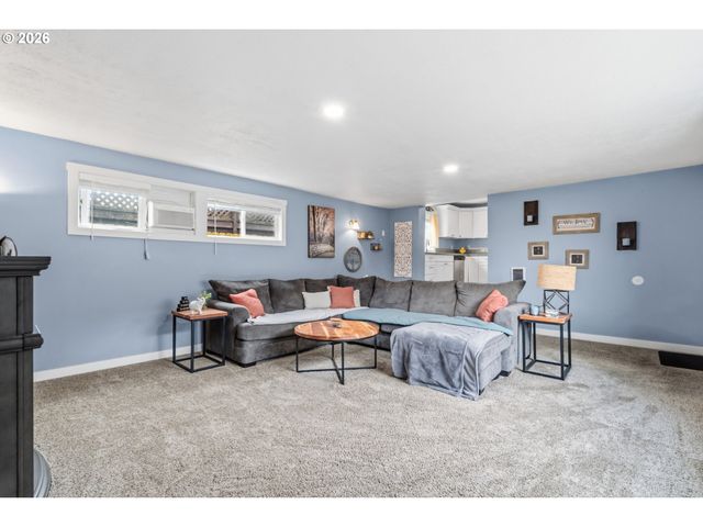 1051 W OAK St, Lebanon, OR 97355