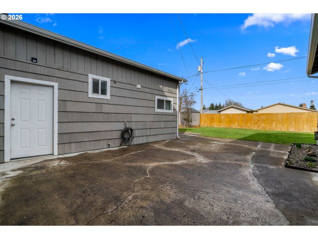 1051 W OAK St, Lebanon, OR 97355