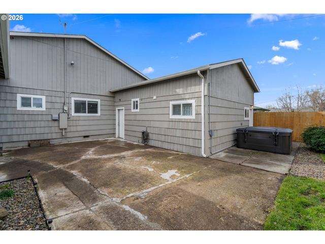 1051 W OAK St, Lebanon, OR 97355