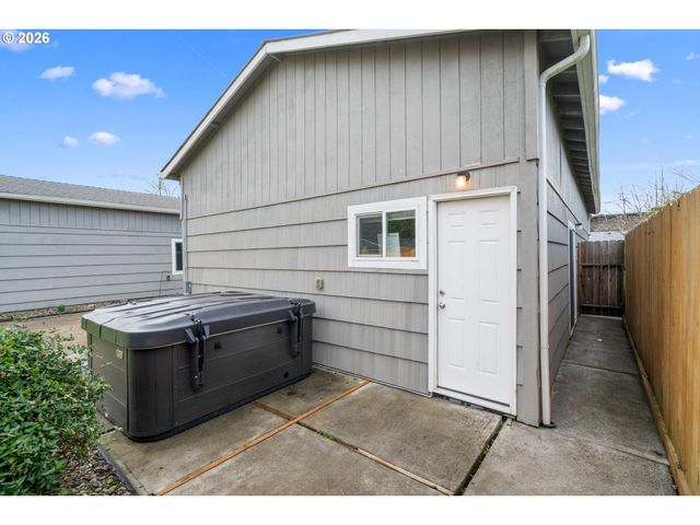 1051 W OAK St, Lebanon, OR 97355