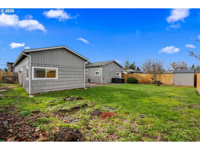 1051 W OAK St, Lebanon, OR 97355