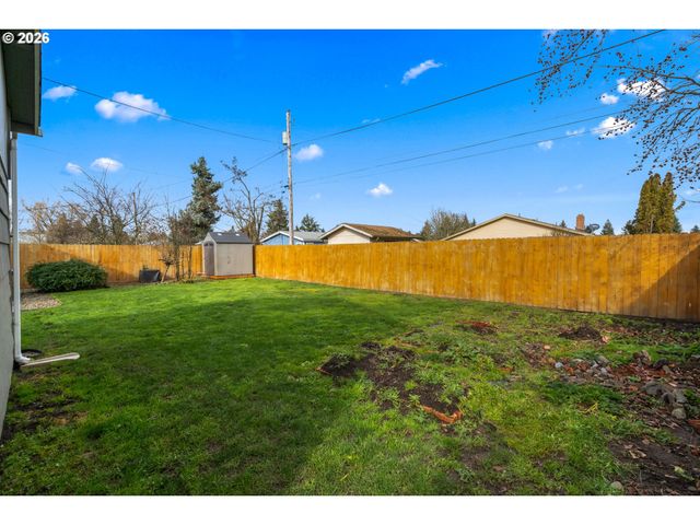 1051 W OAK St, Lebanon, OR 97355