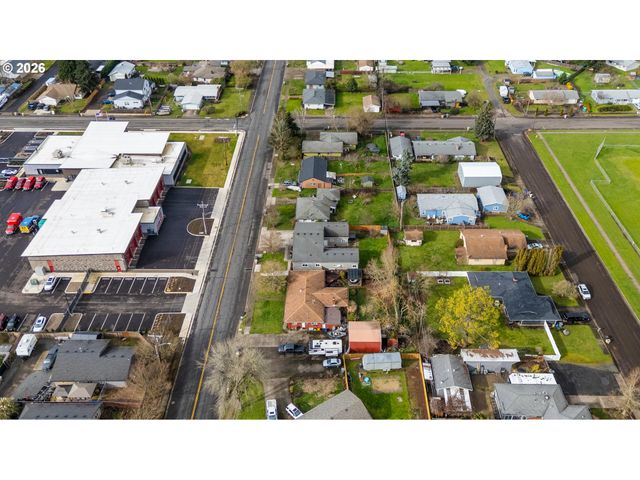 1051 W OAK St, Lebanon, OR 97355