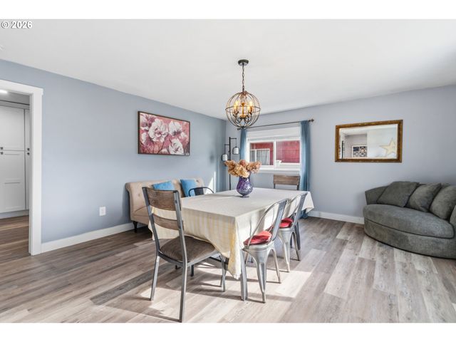 1051 W OAK St, Lebanon, OR 97355