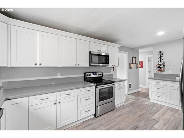 1051 W OAK St, Lebanon, OR 97355