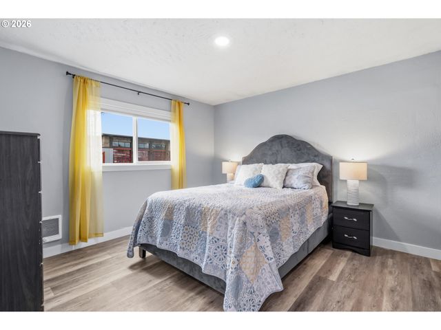 1051 W OAK St, Lebanon, OR 97355