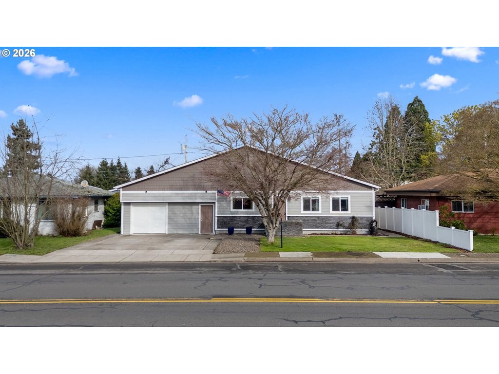 1051 W OAK St, Lebanon, OR 97355