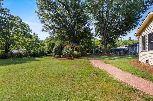 5341 Leesa Drive, Clemmons, NC 27012