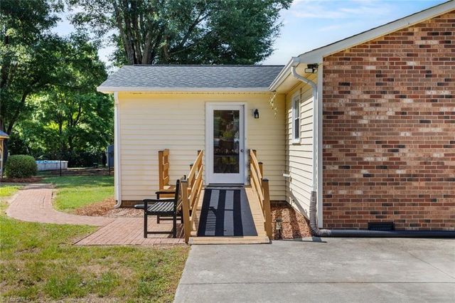5341 Leesa Drive, Clemmons, NC 27012