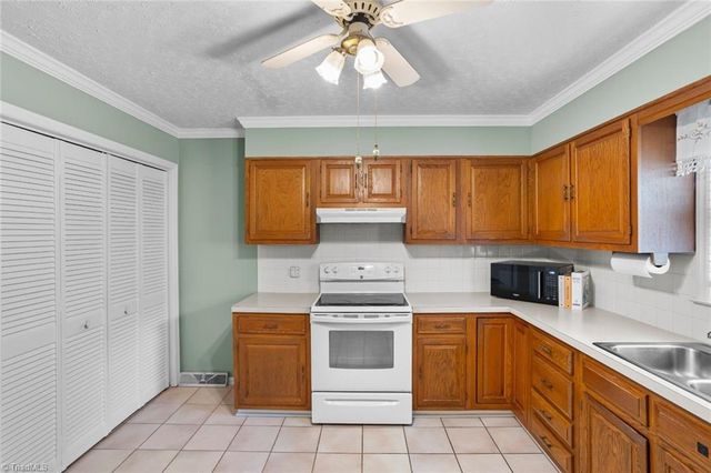 5341 Leesa Drive, Clemmons, NC 27012