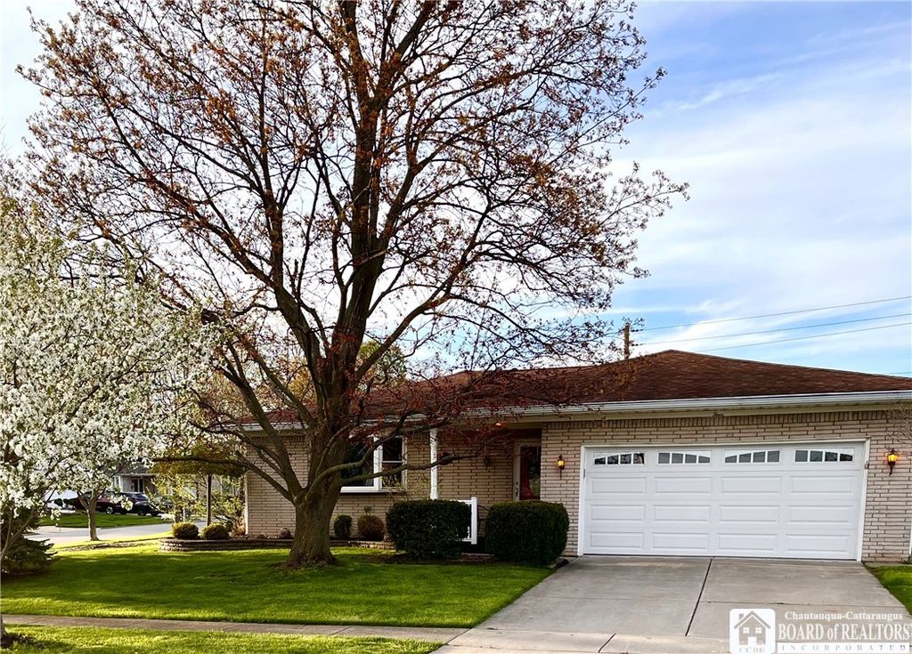 4 Oakwood Drive, Cheektowaga, NY 14227