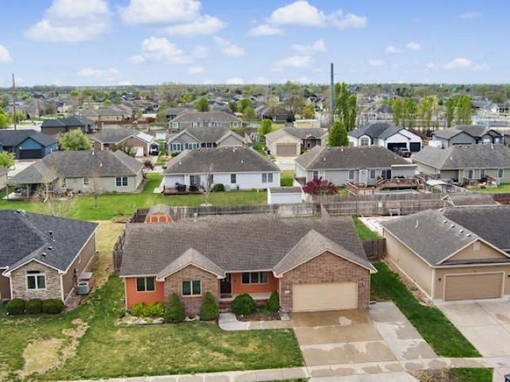 35 Wildcat Cir, Salina, KS 67401