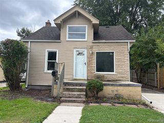 1576 E Harry Avenue, Hazel Park, MI 48030