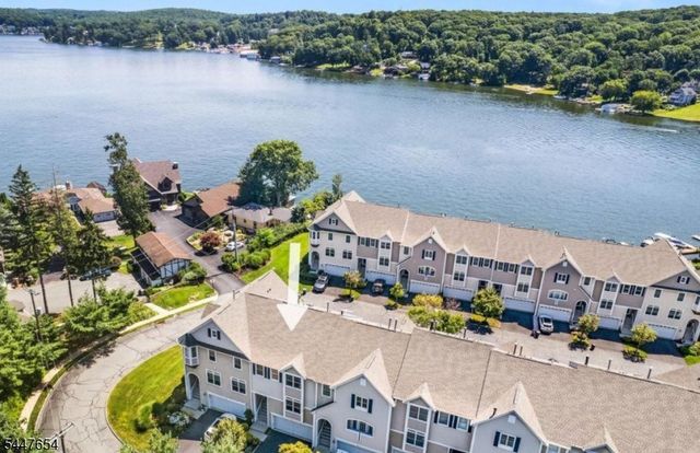 33 Catamaran Ct, Mount Arlington Boro, NJ 07856