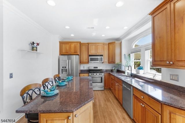 33 Catamaran Ct, Mount Arlington Boro, NJ 07856