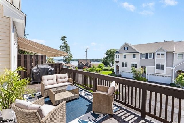 33 Catamaran Ct, Mount Arlington Boro, NJ 07856
