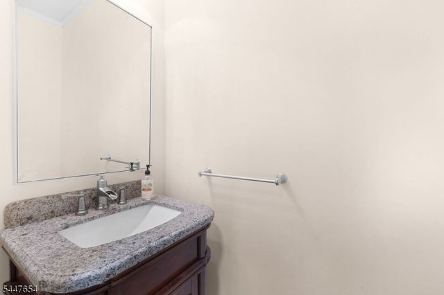 33 Catamaran Ct, Mount Arlington Boro, NJ 07856