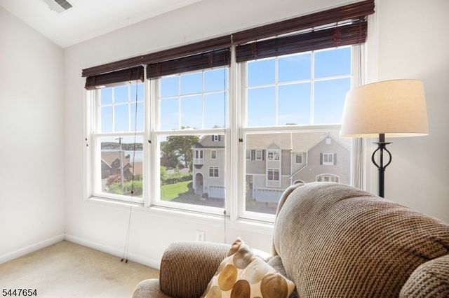 33 Catamaran Ct, Mount Arlington Boro, NJ 07856
