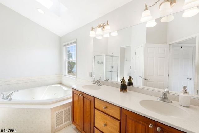 33 Catamaran Ct, Mount Arlington Boro, NJ 07856