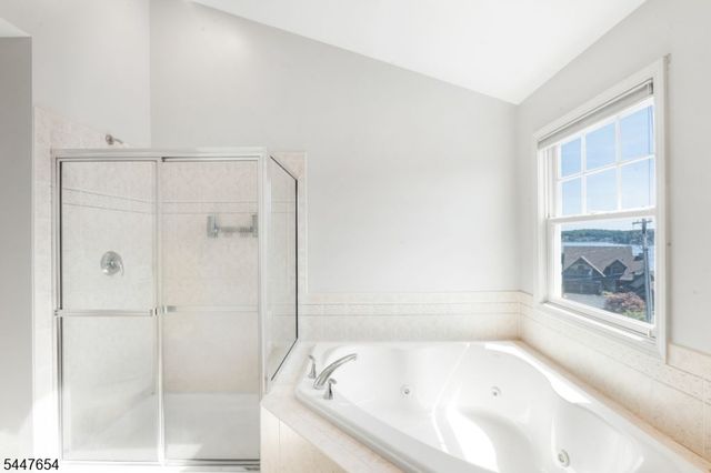 33 Catamaran Ct, Mount Arlington Boro, NJ 07856