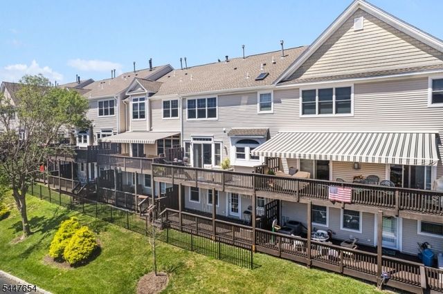 33 Catamaran Ct, Mount Arlington Boro, NJ 07856