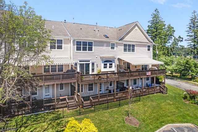 33 Catamaran Ct, Mount Arlington Boro, NJ 07856