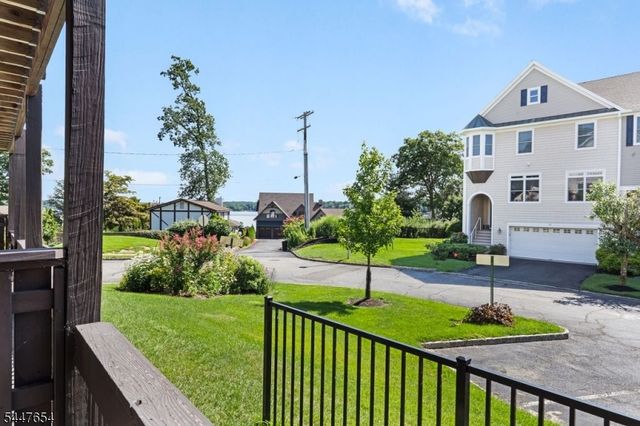 33 Catamaran Ct, Mount Arlington Boro, NJ 07856