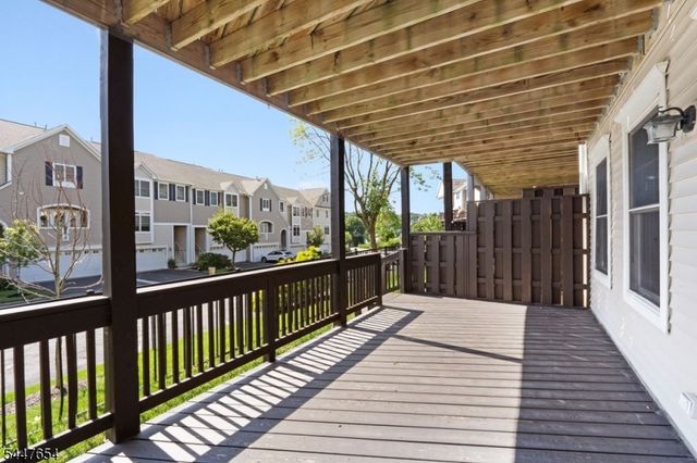 33 Catamaran Ct, Mount Arlington Boro, NJ 07856