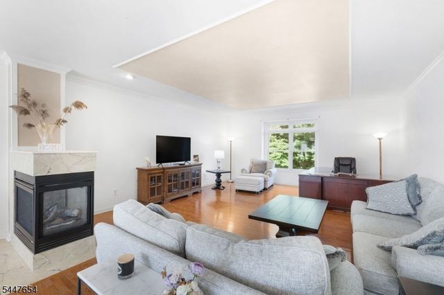 33 Catamaran Ct, Mount Arlington Boro, NJ 07856