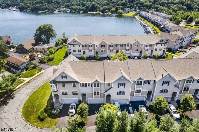 33 Catamaran Ct, Mount Arlington Boro, NJ 07856