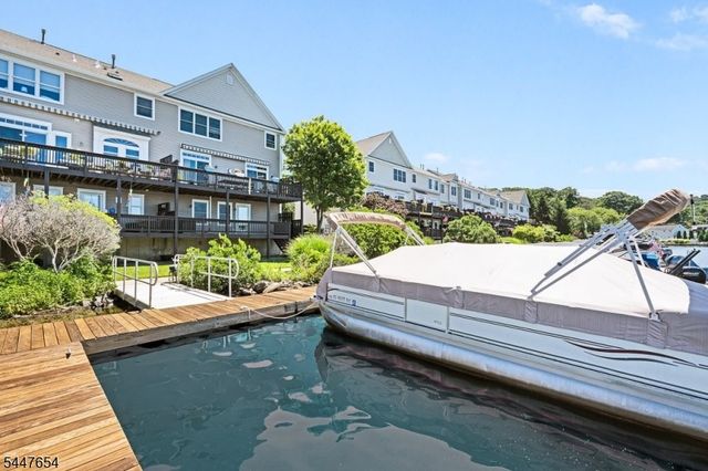 33 Catamaran Ct, Mount Arlington Boro, NJ 07856