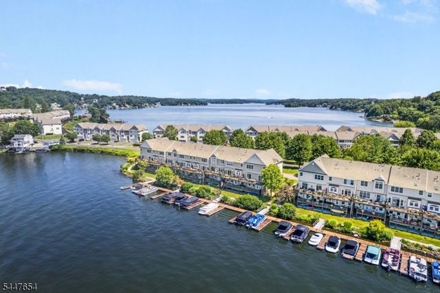 33 Catamaran Ct, Mount Arlington Boro, NJ 07856