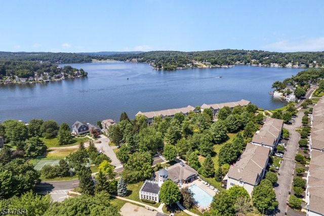 33 Catamaran Ct, Mount Arlington Boro, NJ 07856